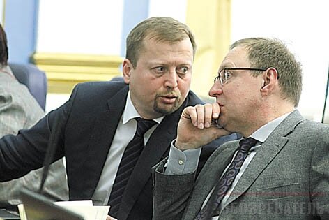 Похоже, министр строительства Дмитрий Бородулин (слева) и руководитель администрации губернатора Дмитрий Самойлов совсем не ждали столь легкой победы